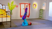 Anke versucht einen Purzelbaum.