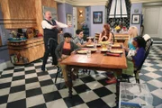 "Disneys Jessie", "Kaninchen-Chaos." Zuri pflegt übers Wochenende ein Kaninchen. Unabsichtlich lässt Jessie es frei und kann es nicht mehr finden. Zuri ist verrückt vor Sorge und gibt sich die Schuld, da sie glaubt, sie selbst hätte die Käfigtür offen stehen lassen. Als Jessie davon ausgehen muss, dass die Hausechse das Kaninchen aufgefressen hat, versucht sie Zuri ein ähnlich aussehendes Kaninchen unterzujubeln. Im Bild (v.li.): Kevin Chamberlin (Bertram), Karan Brar (Ravi Ross), Cameron Boyce (Luke Ross), Debby Ryan (Jessie Prescott), Peyton List (Emma Ross), Skai Jackson (Zuri Ross).