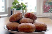 Süße, frittierte Teigbällchen gefüllt mit selbstgemachter Erdbeerkonfitüre: In Berlin nennt man sie Pfannkuchen, im Rest Deutschlands sind sie als Berliner bekannt.