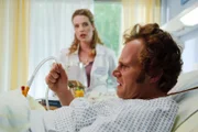 Gretchen (Diana Amft) hat den Fisch gerettet. (vorne Christian Näthe als Patient Fritz)