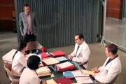 Diskutieren aufgrund ihres neuesten Falles die Beziehung zwischen Traum und Realität: (v.l.n.r.) Park (Charlyne Yi), Adams (Odette Annable), House (Hugh Laurie), Taub (Peter Jacobson) und Chase (Jesse Spencer) ...