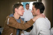 ARD/MDR IN ALLER FREUNDSCHAFT FOLGE 685, "Ein harter Schnitt", am Dienstag (12.05.15) um 21:00 Uhr im ERSTEN. Marc Scholz (Michel Diercks, li.) versucht Optimismus zu verbreiten. Tom Wolter (Alexander Sternberg, re.), sein Freund, solle nicht gleich den Teufel an die Wand malen. Vielleicht ist es ja gar kein Krebs. Hans-Peter Brenner (Michael Trischan, hi.mi.) ist es sichtlich unangenehm, die beiden Männer so vertraut zu sehen und erwähnt auch kurzerhand, dass ER nicht schwul sei.