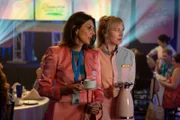 Sophie Devereaux (Gina Bellman, l.) und Parker (Beth Riesgraf)