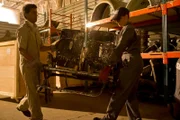 Das Feuer in der Kabine und die starke Explosion ließen fast keine erkennbaren Teile des Flugzeugs, der Fluggesellschaft Nigeria Airways, übrig. Selbst elf Kilometer von der Absturzstelle wurden noch Körper und Trümmerteile entdeckt. (Reenactment)