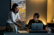 Mina (Jasmin Tabatabai) zeigt Radek (Hans-Werner Meyer) ihre Entdeckung. Sie müssen nochmals mit Thomas Mittelstädt sprechen.