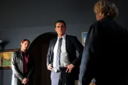 Bei den Ermittlungen in einem neuen Mordfall stoßen Wayne (Owain Yeoman, M.) und Grace (Amanda Righetti, l.) auf Steve (William Forsythe, r.). Doch ist er der gesuchte Mörder?