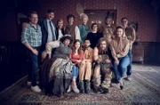 Die Geister kommen nach Deutschland: WDR und BBC Studios Germany drehen Comedy-Serie „Ghosts“ für ARD Mediathek Im Mittelpunkt steht das junge Paar Emma (Cristina do Rego, unten 2.v.l.) und Felix (Benito Bause, unten 3.v.l.), die ein altes Herrenhaus erben und in ein Hotel verwandeln wollen. Die Situation eskaliert, als Emma nach einem Unfall plötzlich Geister sehen kann. Diese skurrilen und chaotischen Mitbewohner, darunter Charaktere wie der Neandertaler Urs (Jan van Weyde unten, 2.v.r.), der römische Legionär Claudius (Max Giermann, oben 2.v.r..), die Gräfin Adelheid (Antje Widdra, oben 4.v.r.), die feministische Magd Griet (Meltem Kaptan, unten l.), der Versicherungsvertreter Joachim (Sebastian Schwarz, oben 2.v.l.), die harmoniebedürftige Lehrerin Svenni (Sina Tkotsch, unten r.) und der liebeshungrige Dichter Friedrich Dorn (Alexander Khuon, oben 4.v.l.) stammen aus verschiedenen Epochen und bringen das Leben des Paares ordentlich durcheinander. - hier mit Erik Haffner (Regie, oben l), Anke Hirschel (Redakteurin WDR, oben 3.v.r.), Alexander Bickel (WDR-Fiction-Chef , oben r.) und Nina Sollich (BBC Studios Germany, Executive Producer, 3.v.l).