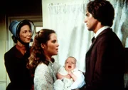 Caroline (Karen Grassle, l.) wartet darauf, dass sich ihr Schwiegersohn Adam Kendall (Linwood Boomer, r.) von ihrer Tochter Mary (Melissa Sue Anderson, M.) und Enkel Adam jr. verabschiedet.