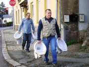Trödelprofi Otto (re.) geht dieses Mal Jörg und Simone zur Hand.