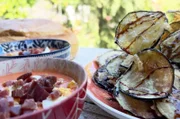 Salmorejo – eine dem Gazpacho ähnliche, kalte Tomatensuppe aus Andalusien – garniert mit gekochtem Ei und Schinken. Dazu gibt es frittierte Auberginen mit Zuckerrohrhonig.