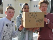 Tom, Joel und Felix sammeln Geld für ihr soziales Projekt.