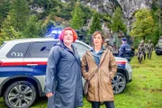 Bei einem Bundeswehr-Einsatz wird eine Leiche geborgen. Dr. Stefanie Löcker (Veronika Polly, l.) und Nina Pokorny (Julia Cencig, r.) fahren zum Fundort, an dem Stefanie feststellt, dass der Jugendliche noch nicht lange tot ist.