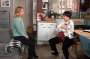 Ellen (Yun Huang, r. mit Antonia Jungwirth, l.) überlegt, ob sie unter den gegebenen Umständen, in der WG wohnen bleiben will?