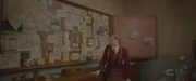 Maya (Julie Lamberton) recherchiert, was es mit den Lehm-Menschen und der Ewigen Flamme auf sich hat.