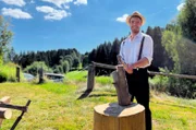Auf einem 200 Jahre alten Bauernhof  macht Ramon Babazadeh eine Zeitreise und lernt, was Entschleunigung bedeutet. Der Tagesablauf eines bäuerlichen Lebens vor 120 Jahren wird auf dem Hof mit vielen Requisiten des bäuerlichen Lebens erlebbar.
