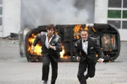 Ben (Tom Beck, l.) und Semir (Erdogan Atalay, r.) werden auf der Autobahn Zeugen, wie der türkische Geschäftsmann Bashar Naas (Fernando Fernandez) von einem Killerkommando kaltblütig ermordet wird.