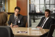 Special Agent Aubrey (John Boyd, l.) und Booth (David Boreanaz) befragen Sandra Zins, bei der das Opfer als Haushälterin gearbeitet hat.