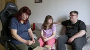 Petra (li.) und ihre Kinder Selina und Pascal leben zusammen in einer zu kleinen Wohnung