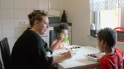Janine (li.) musste die Weiterbildung in der mobilen Pflege abbrechen, denn erst waren nacheinander ihre Kinder Jaylin und Jaydin krank, dann musste sie selbst das Bett hüten.