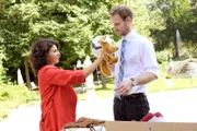 Pauline (Liza Tzschirner, l.) und Leonard (Christian Feist, r.) sichten das Spielzeug für ein Kinderdorf in Rumänien.