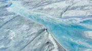 Schmelzwasserströme fließen über die Oberfläche des grönländischen Eisschildes und bilden Flüsse.