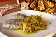 In Puerto Limón bereitet Sherbelin ein arbeitsaufwändiges, aber köstliches Festmahl zu: Kabeljaufilets mit Kohl und Kokosmilch.