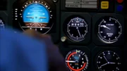 Die Anzeigen des Korean Airlines Flugs 8509 sind kurz nach dem Start zu sehen, während der Pilot unscharf den Gashebel betätigt.