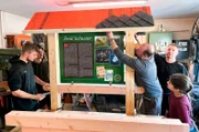 Gemeinschaftsaufgabe des Heimatvereins – die beiden Gunzener Familien Wolf und Weller bauen eine Schautafel für den Sohn des Dorfes Emil Schuster. Vor über 100 Jahren beschrieb Schuster das dörfliche Leben in seiner vogtländischen Heimat. Die Schautafel wird bald dort aufgestellt, wo früher sein Wohnhaus Emil Schusters stand.