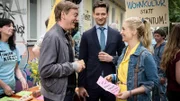 Jenny (Birte Hanusrichter) und Maximilian (August Wittgenstein, M.) sprechen mit Pfarrer Jensen (Daniel Krauss).
