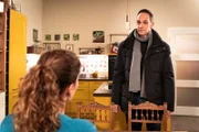 Mike (Harry Blank) bietet Annalena (Heidrun Gärtner) an, ihr zuliebe auf die Faschingsparty zu verzichten.