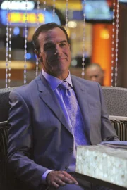 Gefällt es gar nicht, dass Castle, Esposito und Ryan in seinem Spielcasino herumschnüffeln: Charlie Turner.
