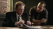 Hinweise führen Detective Elliot Stabler (Christopher Meloni, r.) zum Leiter einer Sozialbehörde, Ned Bogden (William Atherton). Er ist in der Vergangenheit schon mehrfach aufgefallen, da er viele Frauen bei der Ausgabe von Essensmarken sexuell belästigt haben soll.