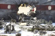 München, Deutschland: British European Airways Flug 609 nach dem Aufprall auf den Treibstoffschuppen. (Bildnachweis: © Cineflix 2011 / Ian Watson)