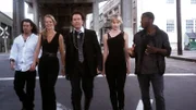 V.l.: Eliot (Christian Kane), Tara (Jeri Ryan), Nate (Timothy Hutton), Parker (Beth Riesgraf) und Alec (Aldis Hodge) bereiten sich auf einen Auftrag vor. Gemeinsam wollen sie die Missstände einer Textilfabrik aufdecken. Eine chinesische Gastarbeiterin ist dort erschöpft zusammen gebrochen.