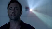 Steve (Alex O'Loughlin) wurde von Wo Fat entführt, gefoltert und mit Drogen vollgepumpt - dabei erlebt er, was passiert sein könnte, hätten er und sein Team sich für einen andern Weg entschieden ...