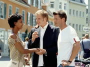 Jakob (Hardy Krüger jr., re.) macht seinen Jugendfreund Georg (Thorsten Nindel) mit seiner Frau Madlon (Dennenesch Zoude) bekannt.