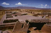 Haben hier Aliens gewohnt? Die Ruinen von Puma Punku zählen zu den ältesten und rätselhaftesten der Welt. Niemand weiß verbindlich, wer diese Stätten entworfen und gebaut hat ...