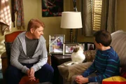 Dr. Fulton (Dave Foley, l.); Brick Heck (Atticus Shaffer, r.)