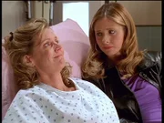Buffy (Sarah Michelle Gellar, r.) und ihrer Mutter Joyce (Kristine Sutherland) stehen schwere Zeiten bevor. Buffys Mutter hat einen Gehirntumor, von dem man noch nicht weiß, ob er bösartig ist.
