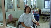 Janine Wilson (Phoebe Jonas) wirft dem Laboranten Blanchard vor, ihr SARS-Viren injiziert zu haben.