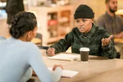 (v.li.): Greta Onieogou (Layla Keating), Bre-Z (Tamia ‚Coop‘ Cooper).