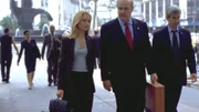 Die Staatsanwälte Southerlyn (v.li. Elisabeth Röhm), Branch (Fred Dalton Thompson und McCoy (Sam Waterston) beraten sich zu ihrem neuesten Fall - sie müssen den Mord an einem Kopfgeldjäger aufklären.