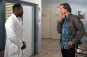 Hendrik (Jerry Kwarteng, l.) erklärt Ben (Hakim Michael Meziani, r.) selbstbewusst, seine erfolgreiche Strategie bei Frauen.