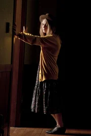 (1. Staffel) - Sie ist eine Einzelgängerin, die keinen großen Wert auf soziale Kontakte legt: Violet (Taissa Farmiga)