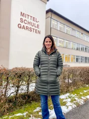 Lisa Gadenstätter steht vor der Mittelschule Garsten in Oberösterreich – auch hier gibt es einige Probleme und Herausforderungen für die Lehrkräfte.