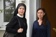 Die alleinerziehende Mutter Aylin Gerber (Idil Üner, r.) macht sich große Sorgen um ihren Sohn Benni und hat Schwester Hanna (Janina Hartwig, l.) um Hilfe gebeten.
