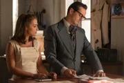 Ana Rivera (Paula Echevarría, l.); Raúl de la Riva (Asier Etxeandia, r.)