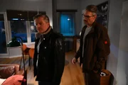 Ingo (André Dietz, l.) ist froh, in seiner Enttäuschung über Jenny nicht allein zu sein. Rechts Henning (Stefan Bockelmann)