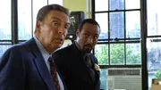 Eine Frau wurde von einem Autodieb erschossen. Die Ermittler Briscoe (Jerry Orbach, li.) und Green (Jesse L. Martin) können den Verbrecher schnell dingfest machen, allerdings stoßen sie im Kofferraum des gestohlenen Wagens auf einen brisanten Fund, der sie zu einem weiteren Mörder führt...