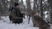 Johnny Rolfe jagt mit seinem Hund Java ein Eichhörnchen für sein Abendessen. (National Geographic)
